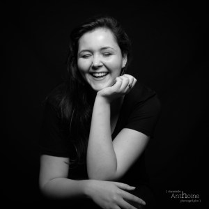 Portrait carré studio photographe noir et blanc couleur Saint brieuc Christelle Anthoine